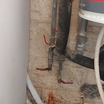 צינורות וכלים הקשורים לאינסטלציה על קיר