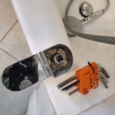 ברז אמבטיה מפורק עם מפתחות אלן על שפת האמבטיה