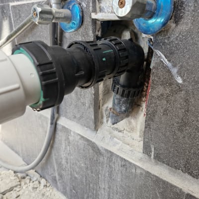 חיבורים וצינורות במערכת אינסטלציה בקיר