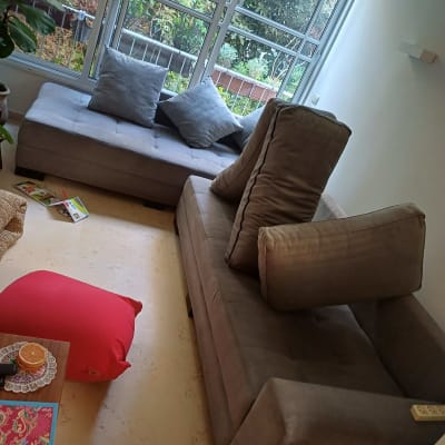 ספות אפורות עם כריות בחדר מואר