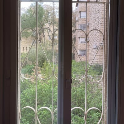 חלון אלומיניום עם סורגים נוף חיצוני