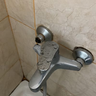 ברז אמבטיה עם ידית מתכת רטובה