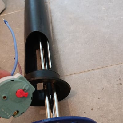 רכיב דוד שמש עם חוטי חשמל ומחברים