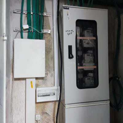 לוח חשמל עם כבלים ירוקים ומתגים