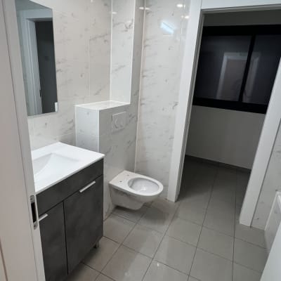 חדר אמבטיה נקי עם כיור ואסלה