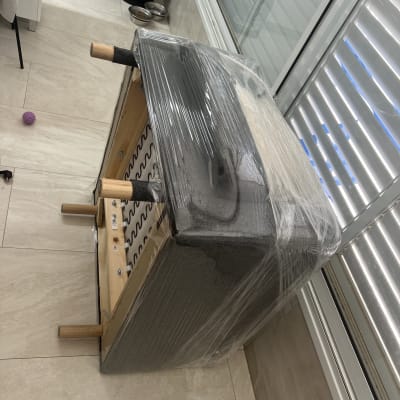 רהיט עטוף בניילון מוכן להובלה בחדר