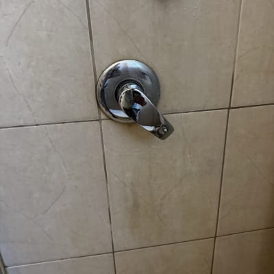 ברז מים מותקן על קיר אריחים