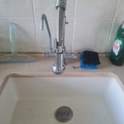 ברז נשלף מעל כיור מטבח לבן