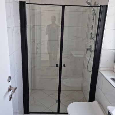 מקלחון זכוכית עם ראש מקלחת עגול