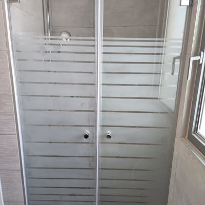 מקלחון זכוכית עם דלתות פסי מט
