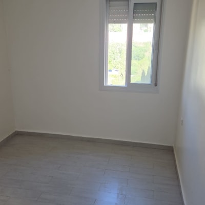 חדר ריק מריהוט לאחר צביעת קירות ותקרה בצבע לבן
