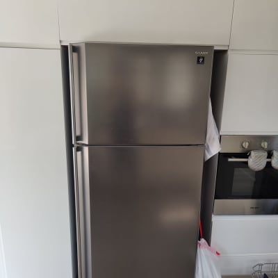 מקרר נירוסטה עם דלתות כפולות במטבח מודרני