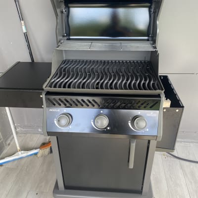 גריל גז שחור עם שלושה כפתורים פתוחים