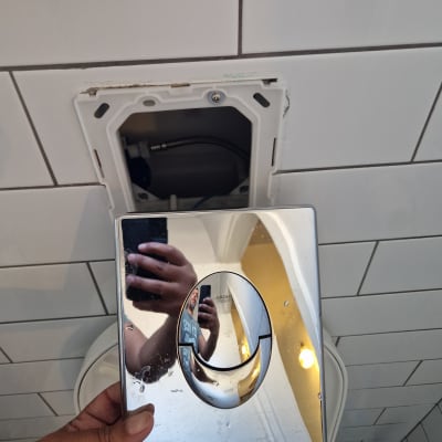 תיקון והתקנת לחצן ניאגרה בשירותים