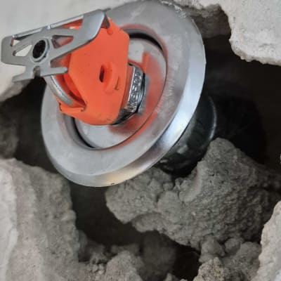 ספרינקלר מותקן בקיר בטון עם חור