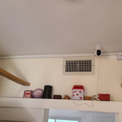 מצלמת אבטחה מותקנת על הקיר עם חוטי חשמל