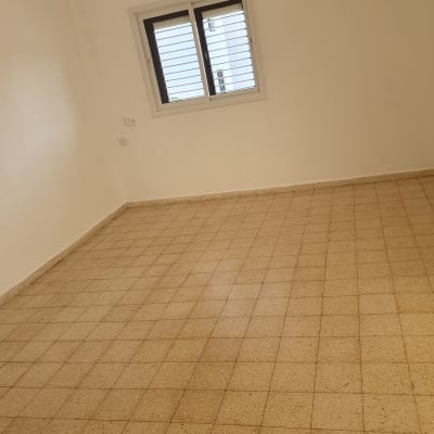 רצפה נקייה עם אריחים בחדר ריק