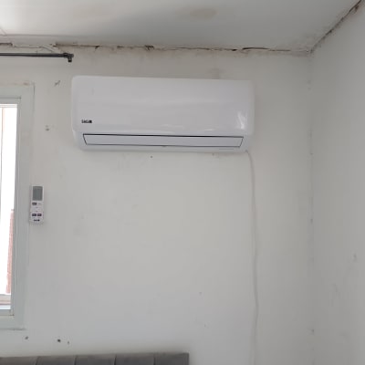 מזגן מותקן על קיר בחדר