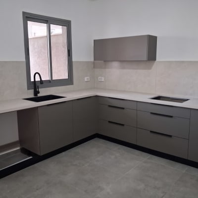מטבח חדש עם ארונות אפורים וכיור שחור