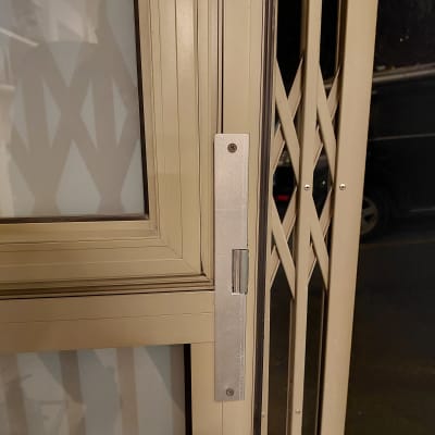 דלת מתכת עם מנעול אינטרקום