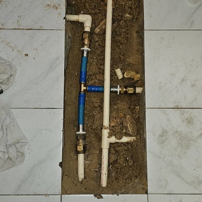 צנרת פלסטיק מותקנת ברצפה עם כלי עבודה