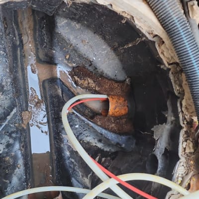 צינורות פלסטיק בתוך תעלת ניקוז עם מים