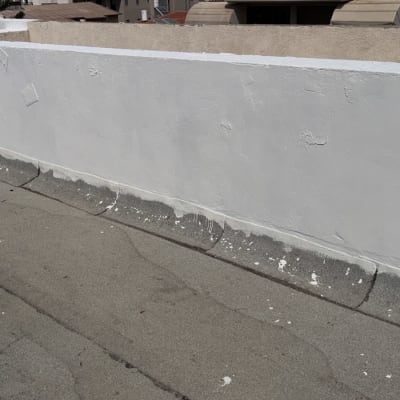 איטום גג שטוח ביריעות ביטומניות ומעקה קיר מולבן