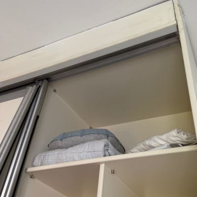 ארון בגדים עם מדפים ובגדים מקופלים