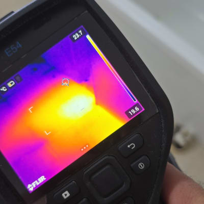 מד חום תרמי מציג אזור חם בחדר אמבטיה