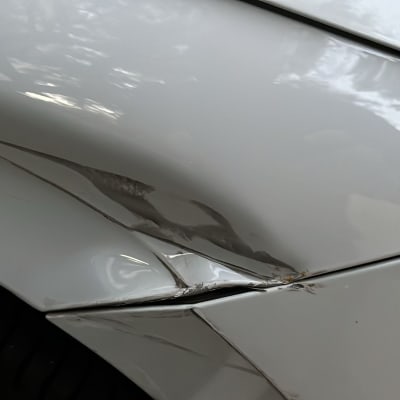 נזק פחחות לרכב עם שריטות ושקעים