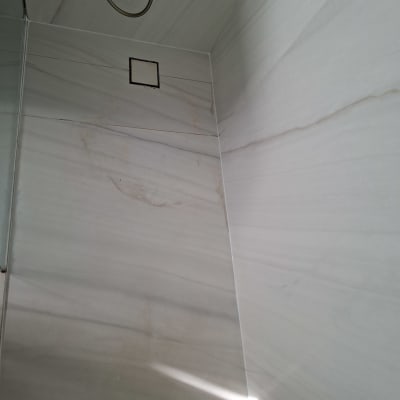 חדר מקלחת עם אריחים אטומים