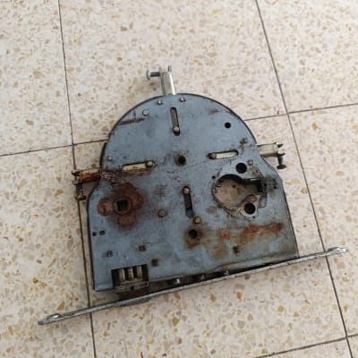 מנגנון מנעול מתכתי ישן עם חלודה על רצפה