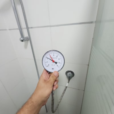 מד לחץ מים במקלחת לבדיקת נזילות