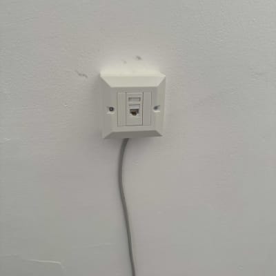 שקע רשת קיר עם כבל מחובר