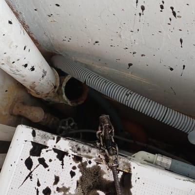 כלים וצינורות עם כתמי שמן בעבודת אינסטלציה