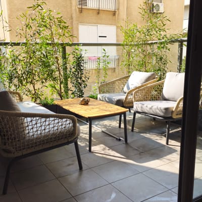 צמחים ירוקים בעציצים על מרפסת