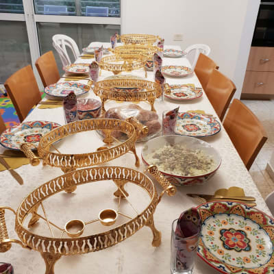 שולחן ערוך עם כלים מעוצבים ומעמדים מוזהבים