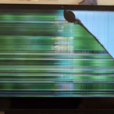 מסך מחשב נייד עם תצוגה פגומה ופסים צבעוניים