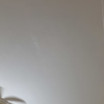 תקרה צבועה בלבן עם מאוורר תקרה