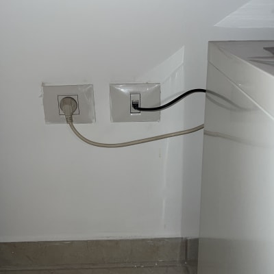 שני שקעים עם כבלים מחוברים לקיר