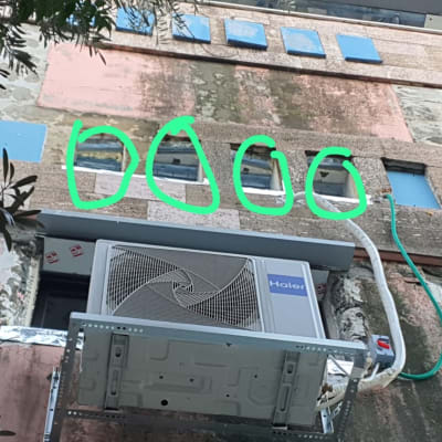 יחידת מיזוג אוויר מותקנת על קיר חיצוני של בניין