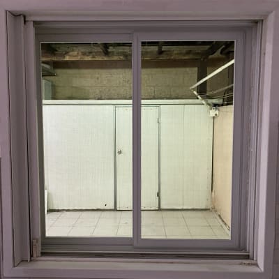 חלון אלומיניום עם מסגרת אפורה