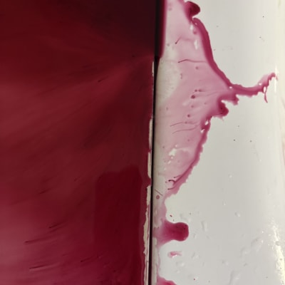 נוזל אדום על משטח לבן