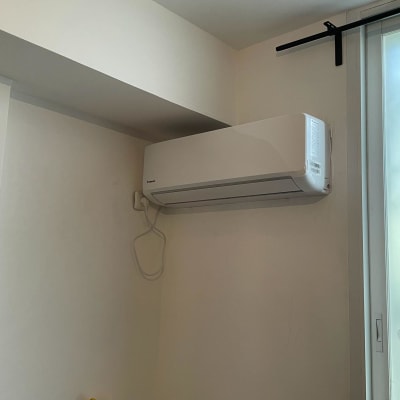 מזגן קיר לבן מותקן על קיר פנימי