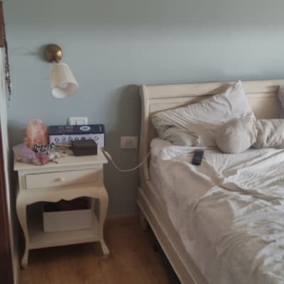 חדר שינה עם מיטה ושידה ליד