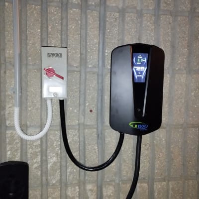 מטען חשמלי מותקן על קיר עם חיווט חשמלי