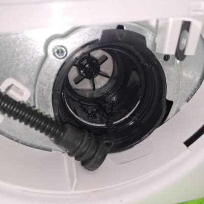 חלק פנימי של מכשיר עם צינור וחלקים מתכתיים