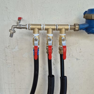 ברזים וצינורות על קיר, עבודה בתחום האינסטלציה