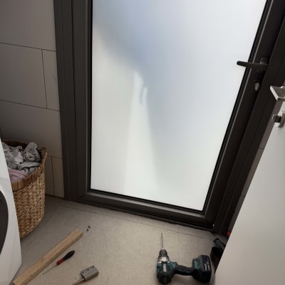 כלים ודלת אלומיניום בתהליך עבודה.