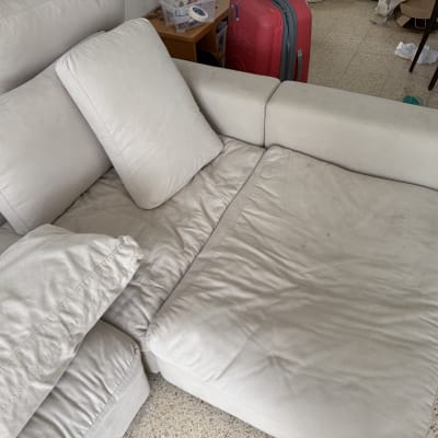 ספה בהירה עם כתמים קלים על המושב